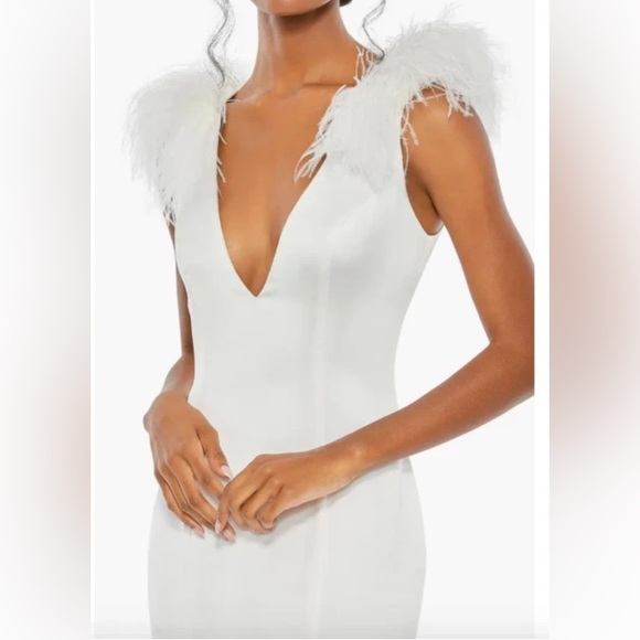 Mac Duggal
Feather Shoulder V-Neck Column Gown size 6 white NWT - Picture 6 of 15